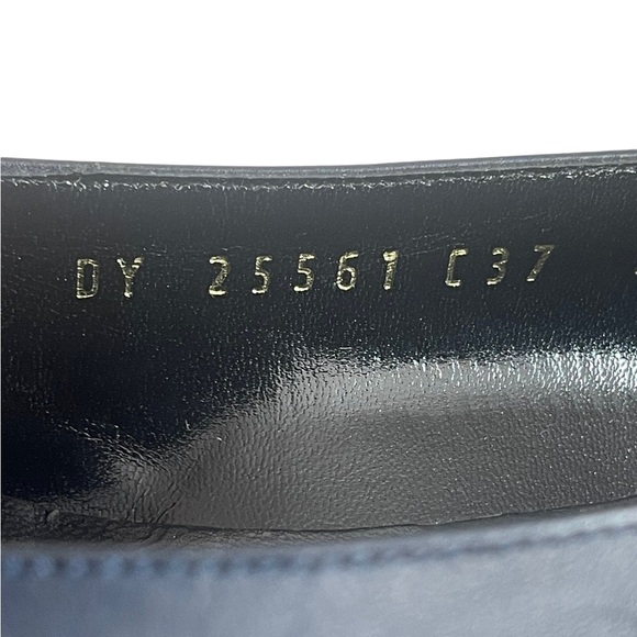 Salvatore Ferragamo Boutique
navy blue leather pumps 1.5 in.
heel. Women's 7.5 B - Picture 13 of 16